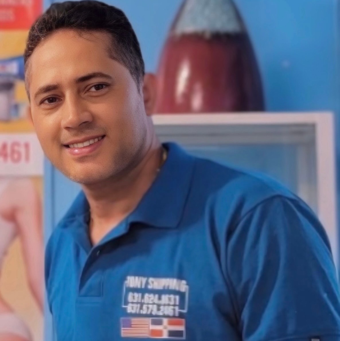 Tony Nicasio — CEO de Tony Shipping con el equipo